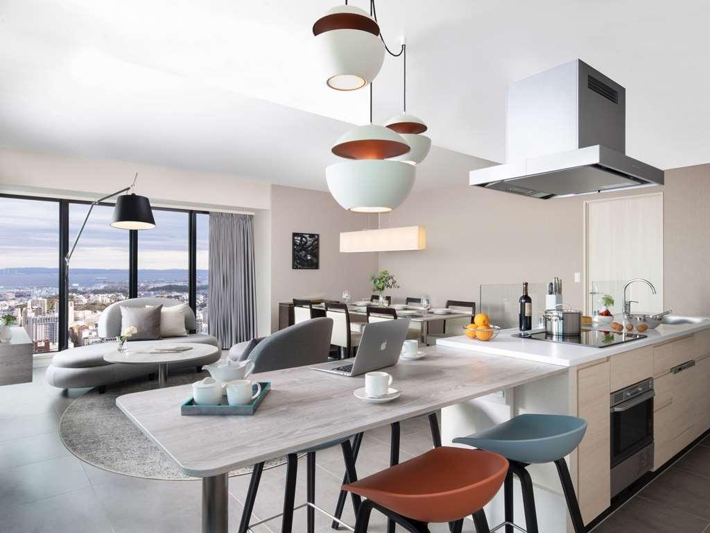 Oakwood Suites Yokohama Jokohama Szoba fotó A modern kitchen