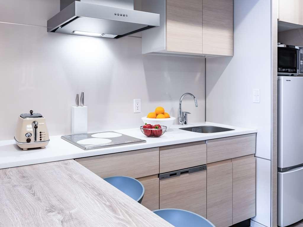 Oakwood Suites Yokohama Jokohama Kültér fotó A typical kitchen in a student residence hall at the University of Waterloo